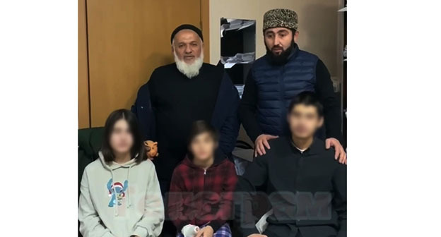 Несовершеннолетние дети, которые угрожали выпрыгнуть из окна, со своим дедушкой и местным имамом. Калининградская область. Скриншот видео .https://t.me/chp_kavkaz/11707 Несовершеннолетние дети, которые угрожали выпрыгнуть из окна, со своим дедушкой и местным имамом. Калининградская область. Скриншот видео .https://t.me/chp_kavkaz/11707