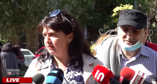 Участники акции в Ереване, стоп-кадр видео канала Yerevan Today Live https://www.youtube.com/watch?v=cqBYJj-bmIc Участники акции в Ереване, стоп-кадр видео канала Yerevan Today Live https://www.youtube.com/watch?v=cqBYJj-bmIc