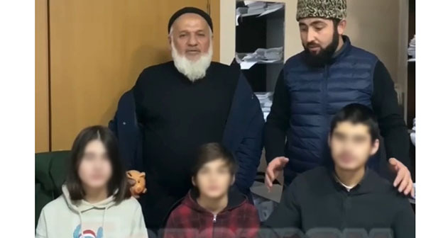 Несовершеннолетние дети, которые угрожали выпрыгнуть из окна, со своим дедушкой и местным имамом. Калининградская область. Скриншот видео .https://t.me/chp_kavkaz/11707 Несовершеннолетние дети, которые угрожали выпрыгнуть из окна, со своим дедушкой и местным имамом. Калининградская область. Скриншот видео .https://t.me/chp_kavkaz/11707