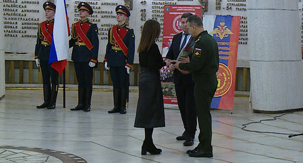 Церемония награждения родственников погибших. Фото: https://volgograd-trv.ru Церемония награждения родственников погибших. Фото: https://volgograd-trv.ru