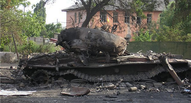Поврежденная военная техника в Цхинвале. Август 2008 г. Фото: Ryzhenkova Yulia https://ru.wikipedia.org Поврежденная военная техника в Цхинвале. Август 2008 г. Фото: Ryzhenkova Yulia https://ru.wikipedia.org