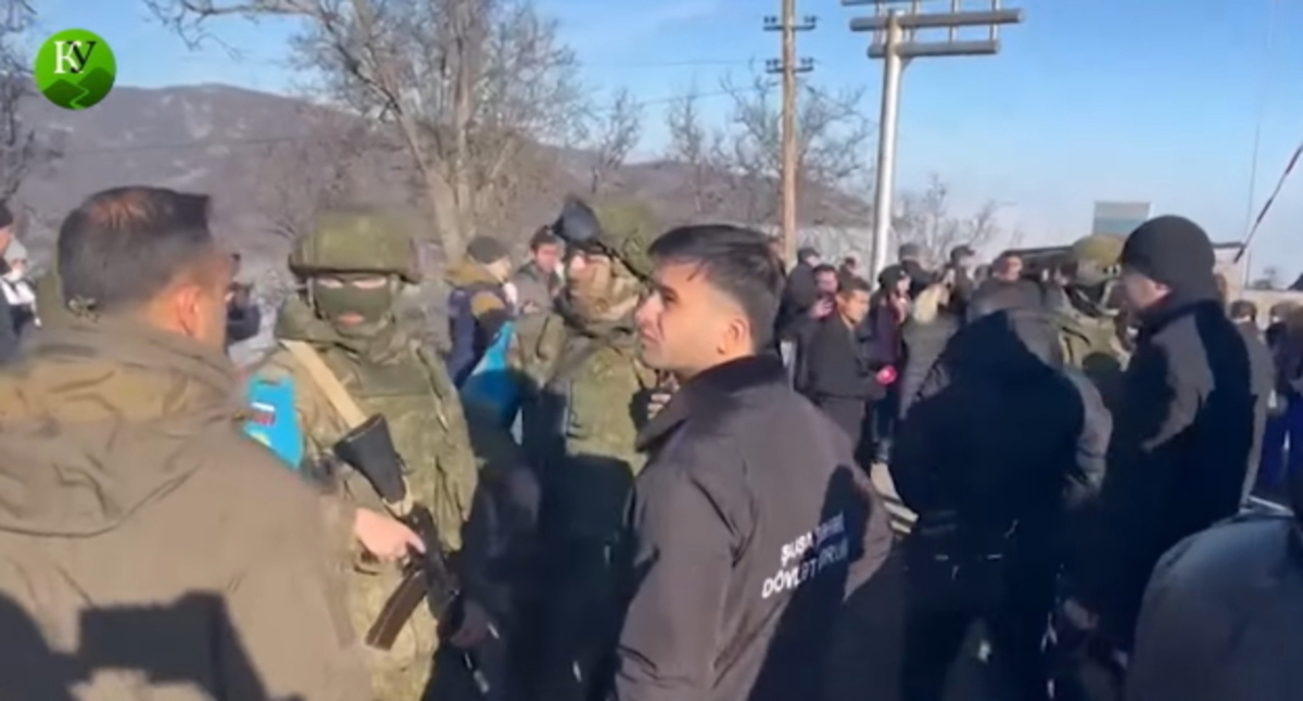 Участники акции протеста в Лачинском коридоре. Фото: стоп-кадр видео "Кавказского узла" Участники акции протеста в Лачинском коридоре. Фото: стоп-кадр видео "Кавказского узла"