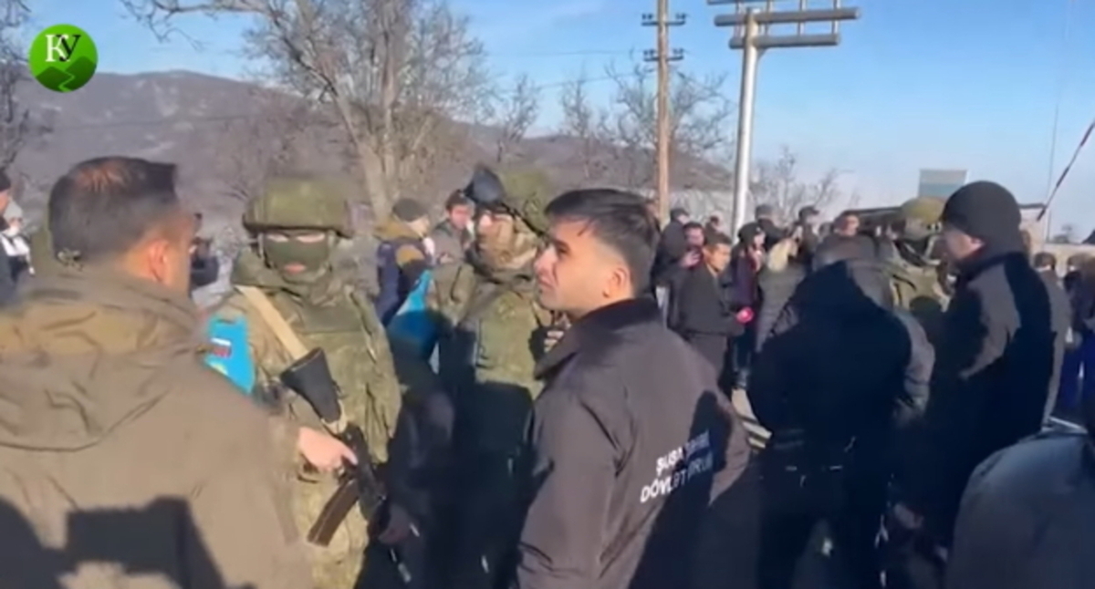 Участники акции протеста в Лачинском коридоре. Фото: стоп-кадр видео "Кавказского узла" Участники акции протеста в Лачинском коридоре. Фото: стоп-кадр видео "Кавказского узла"