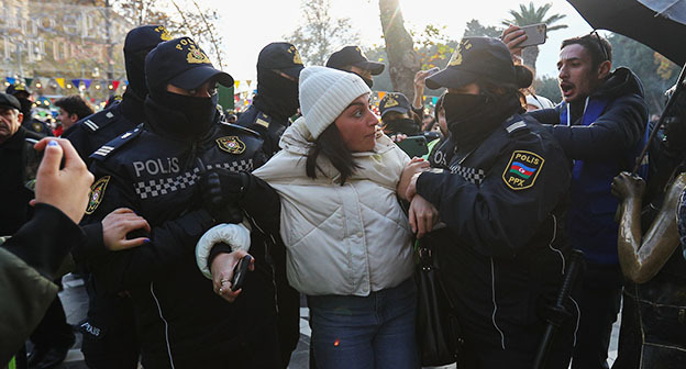 Полиция задерживает журналиста Тюркян Башир. Баку, 23 декабря 2022 г. Фото Азиза Каримова для "Кавказского узла" Полиция задерживает журналиста Тюркян Башир. Баку, 23 декабря 2022 г. Фото Азиза Каримова для "Кавказского узла"