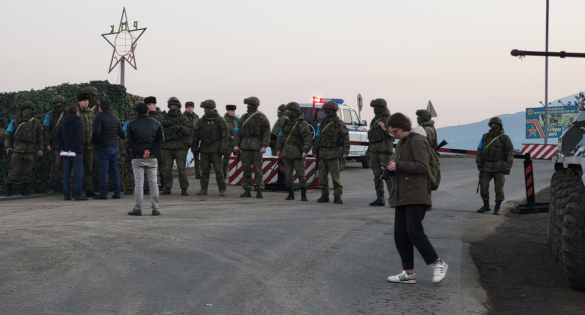 Группа активистов из Степанакерта маршем дошла до поста российских миротворцев. 23 декабря 2022 г. Фото Алвард Григорян для "Кавказского узла" Группа активистов из Степанакерта маршем дошла до поста российских миротворцев. 23 декабря 2022 г. Фото Алвард Григорян для "Кавказского узла"