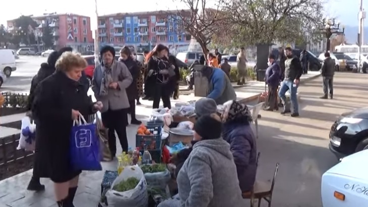 На улицах Степанакерта. Скриншот с видео "Кавказского узла" https://www.youtube.com/watch?v=FXtXPoz-Xwk На улицах Степанакерта. Скриншот с видео "Кавказского узла" https://www.youtube.com/watch?v=FXtXPoz-Xwk