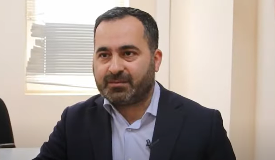 Бахтияр Гаджиев. Стоп-кадр видео в YouTube-канале Baku.tv от 9.12.22, https://www.youtube.com/watch?v=Lbg3SxTYrVQ Бахтияр Гаджиев. Стоп-кадр видео в YouTube-канале Baku.tv от 9.12.22, https://www.youtube.com/watch?v=Lbg3SxTYrVQ