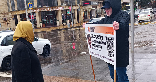 Одиночный пикет в поддержку Абдулмумина Гаджиева. Махачкала, 5 декабря 2022 года. Фото корреспондента "Кавказского узла"
Одиночный пикет в поддержку Абдулмумина Гаджиева. Махачкала, 5 декабря 2022 года. Фото корреспондента "Кавказского узла"