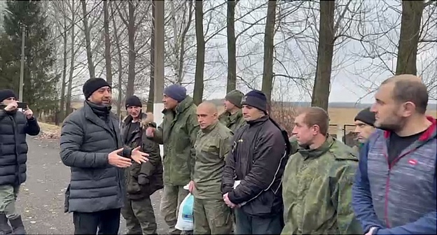 Возвращение группы российских военнослужащих из украинского плена. Кадр видео из телеграм-канала Шамсаила Саралиева https://t.me/saraliev/1000 Возвращение группы российских военнослужащих из украинского плена. Кадр видео из телеграм-канала Шамсаила Саралиева https://t.me/saraliev/1000