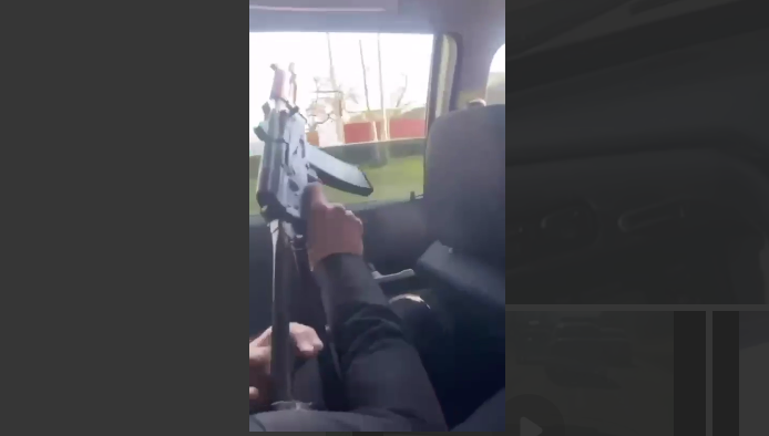 Стрельба из автомобиля. Стоп-кадр видео, размещенного в ТГ-канале "Новости Осетии" 05.01.22, https://t.me/region15_info/13380?single Стрельба из автомобиля. Стоп-кадр видео, размещенного в ТГ-канале "Новости Осетии" 05.01.22, https://t.me/region15_info/13380?single