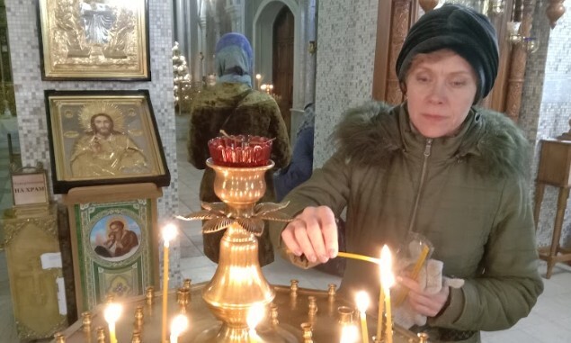 Жительница Волгограда в храме на Рождество. Фото Вячеслава Ященко для "Кавказского узла". Жительница Волгограда в храме на Рождество. Фото Вячеслава Ященко для "Кавказского узла".