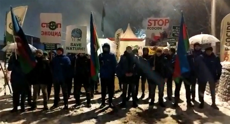 Жители Азербайджана на акции протеста в Лачинском коридоре. Стопкадр из видео https://apa.az/ru/vnutrennyaya-politika/nesmotrya-na-sneznuyu-pogodu-protesty-na-doroge-lacin-xankendi-prodolzayutsya-uze-28-dnei-foto-video-506129 Жители Азербайджана на акции протеста в Лачинском коридоре. Стопкадр из видео https://apa.az/ru/vnutrennyaya-politika/nesmotrya-na-sneznuyu-pogodu-protesty-na-doroge-lacin-xankendi-prodolzayutsya-uze-28-dnei-foto-video-506129