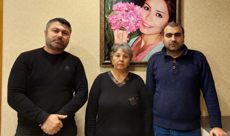 Активисты Партии народного фронта Азербайджана Сеймур Ахмедсой и Эльнур Гулиев присоединились к голодовке Тофига Ягублу и его супруги (она в центре на фото). Баку, 8 января 2023 года. Фото предоставлено "Кавказскому узлу" участниками голодовки. Активисты Партии народного фронта Азербайджана Сеймур Ахмедсой и Эльнур Гулиев присоединились к голодовке Тофига Ягублу и его супруги (она в центре на фото). Баку, 8 января 2023 года. Фото предоставлено "Кавказскому узлу" участниками голодовки.