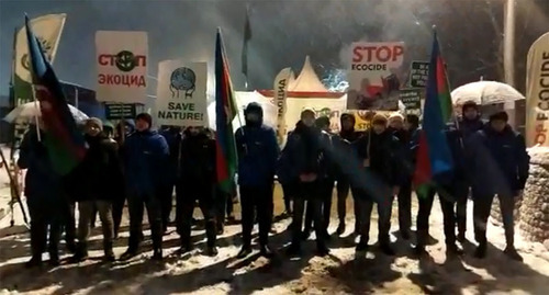 Жители Азербайджана на акции протеста в Лачинском коридоре. Стоп-кадр видео https://apa.az/ru/vnutrennyaya-politika/nesmotrya-na-sneznuyu-pogodu-protesty-na-doroge-lacin-xankendi-prodolzayutsya-uze-28-dnei-foto-video-506129 Жители Азербайджана на акции протеста в Лачинском коридоре. Стоп-кадр видео https://apa.az/ru/vnutrennyaya-politika/nesmotrya-na-sneznuyu-pogodu-protesty-na-doroge-lacin-xankendi-prodolzayutsya-uze-28-dnei-foto-video-506129