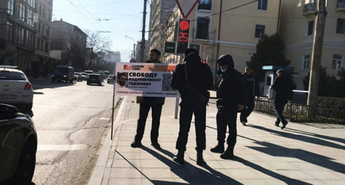 Пикет в поддержку Абдулмумина Гаджиева. Фото: Руслан Исаев https://doshdu.com Пикет в поддержку Абдулмумина Гаджиева. Фото: Руслан Исаев https://doshdu.com