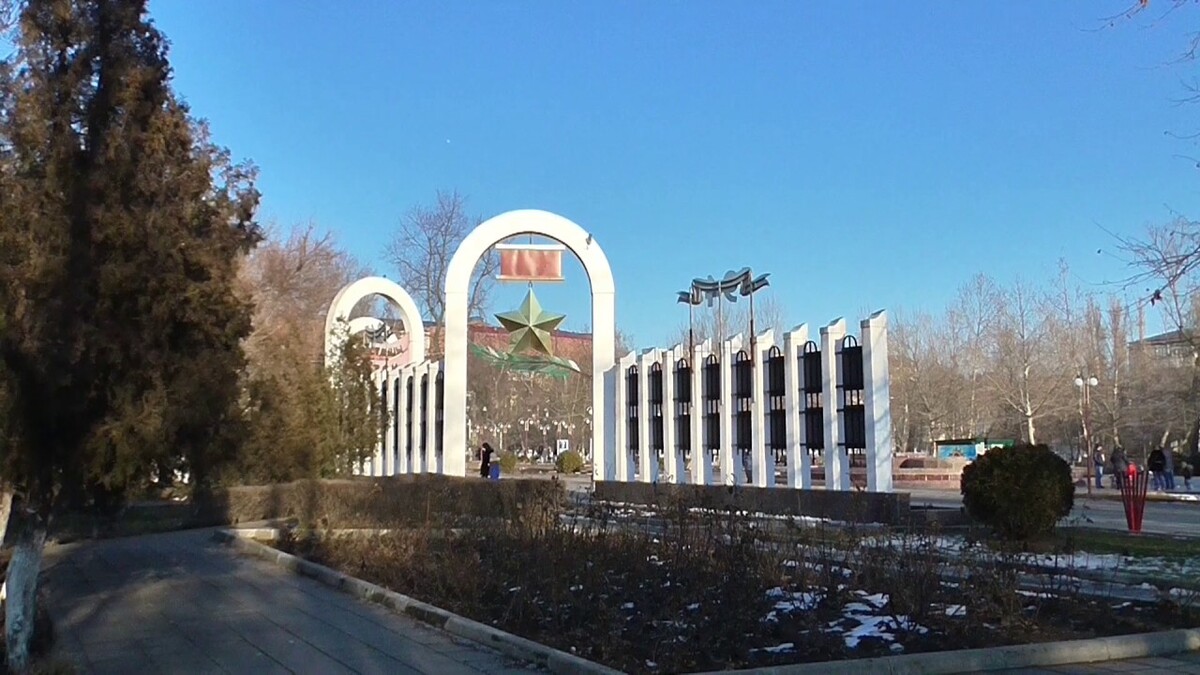 Парк Ленинского комсомола в Махачкале. Скриншот видео https://www.youtube.com/watch?v=Wz1F2vBGFA4 Парк Ленинского комсомола в Махачкале. Скриншот видео https://www.youtube.com/watch?v=Wz1F2vBGFA4