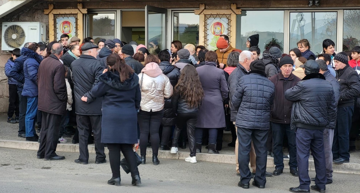 Очередь за яйцами в Степанакерте. 13 января 2023 года. Фото Алвард Григорян для "Кавказского узла". Очередь за яйцами в Степанакерте. 13 января 2023 года. Фото Алвард Григорян для "Кавказского узла".