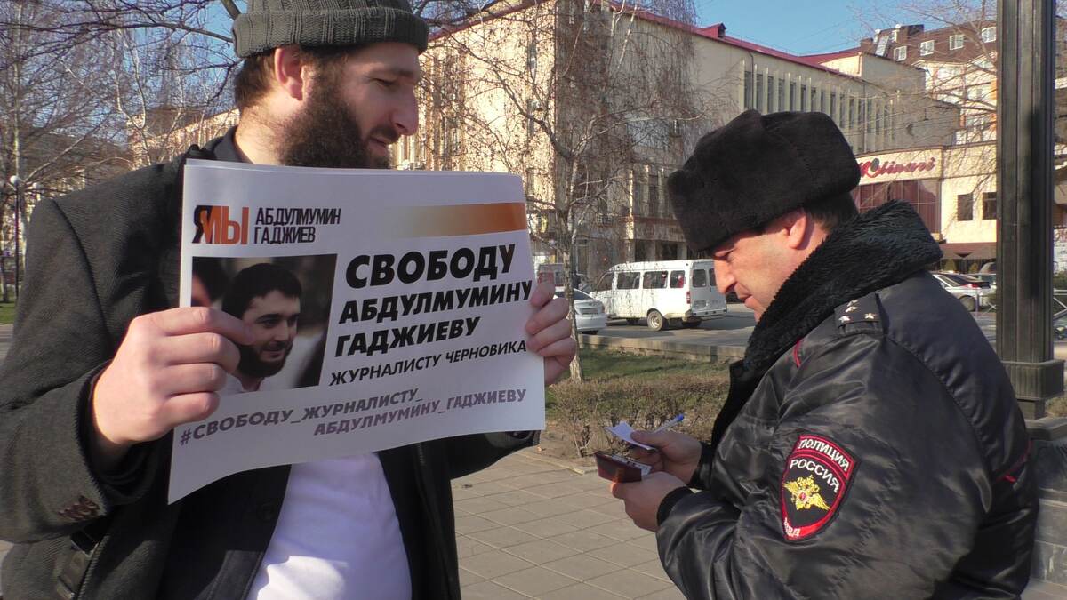Идрис Юсупов общается с сотрудником полиции во время пикета. Фото корреспондента "Кавказского узла". Идрис Юсупов общается с сотрудником полиции во время пикета. Фото корреспондента "Кавказского узла".