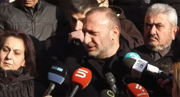 Родные погибших армянских военных провели акцию протеста. Скриншот видео https://www.youtube.com/watch?v=xF9F1qQYdrU Родные погибших армянских военных провели акцию протеста. Скриншот видео https://www.youtube.com/watch?v=xF9F1qQYdrU
