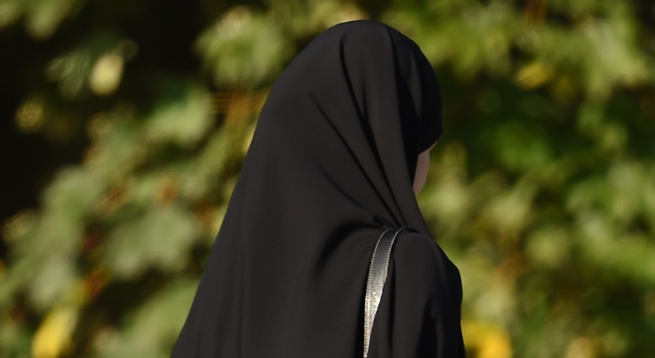 Девушка в хиджабе. Фото: https://inbusiness.kz/ru/news/kak-zashitit-prava-devushki-v-hidzhabe-i-pochemu-nelzya-spisat-kredity Девушка в хиджабе. Фото: https://inbusiness.kz/ru/news/kak-zashitit-prava-devushki-v-hidzhabe-i-pochemu-nelzya-spisat-kredity