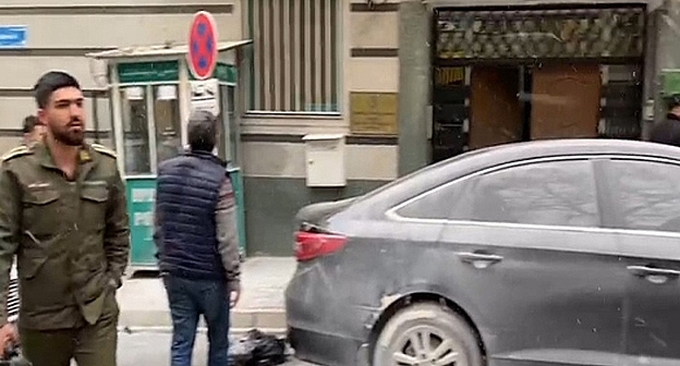 Посольство Азербайджана в Тегеране после нападения, стоп-кадр видео https://1news.az/news/20230127102611998-Soversheno-vooruzhennoe-napadenie-na-posolstvo-Azerbaidzhana-v-Irane-VIDEO Посольство Азербайджана в Тегеране после нападения, стоп-кадр видео https://1news.az/news/20230127102611998-Soversheno-vooruzhennoe-napadenie-na-posolstvo-Azerbaidzhana-v-Irane-VIDEO