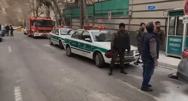 Полицейские машины возле посольства Азербайджана в Тегеране. Фото: Хабар 24 https://el.kz Полицейские машины возле посольства Азербайджана в Тегеране. Фото: Хабар 24 https://el.kz