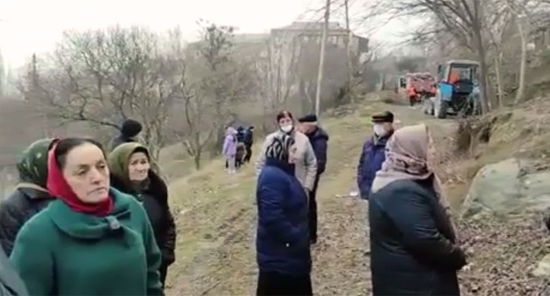 Жители Махачкалы во время схода против вырубки парка. Стоп-кадр из видео на странице https://www.instagram.com/p/CoAE1B9oTfm/ Жители Махачкалы во время схода против вырубки парка. Стоп-кадр из видео на странице https://www.instagram.com/p/CoAE1B9oTfm/
