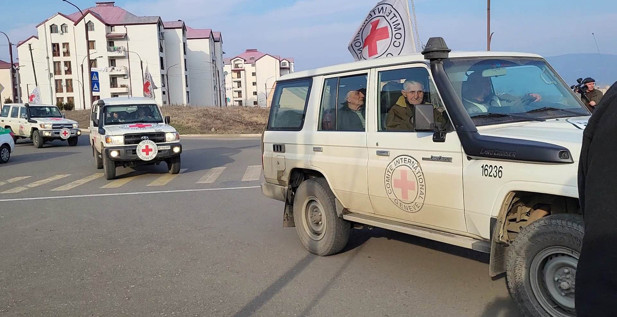 Автомобили Красного Креста в Степанакерте. Фото Алвард Григорян для "Кавказского узла" Автомобили Красного Креста в Степанакерте. Фото Алвард Григорян для "Кавказского узла"