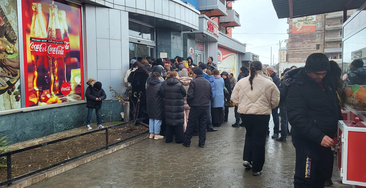 Жители Степанакерта на улицах города. Фото Алвард Григорян для "Кавказского узла" Жители Степанакерта на улицах города. Фото Алвард Григорян для "Кавказского узла"