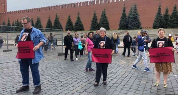 Участники пикета в 10-ю годовщину убийства сотрудницы грозненского офиса "Мемориала" Натальи Эстемировой. Москва, 15 июля 2019 года. Скриншот видео novayagazeta
https://www.youtube.com/watch?v=tAjuUTq8GCE Участники пикета в 10-ю годовщину убийства сотрудницы грозненского офиса "Мемориала" Натальи Эстемировой. Москва, 15 июля 2019 года. Скриншот видео novayagazeta
https://www.youtube.com/watch?v=tAjuUTq8GCE