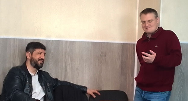 Михаил Беньяш* (справа) в зале суда. Фото Анны Калашниковой для "Кавказского узла" * включен в реестр иностранных агентов Михаил Беньяш* (справа) в зале суда. Фото Анны Калашниковой для "Кавказского узла" * включен в реестр иностранных агентов