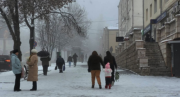 Жители Степанакерта на улицах города. Нагорный Карабах. Февраль 2023 г. Фото Алвард Григорян для "Кавказского узла" Жители Степанакерта на улицах города. Нагорный Карабах. Февраль 2023 г. Фото Алвард Григорян для "Кавказского узла"