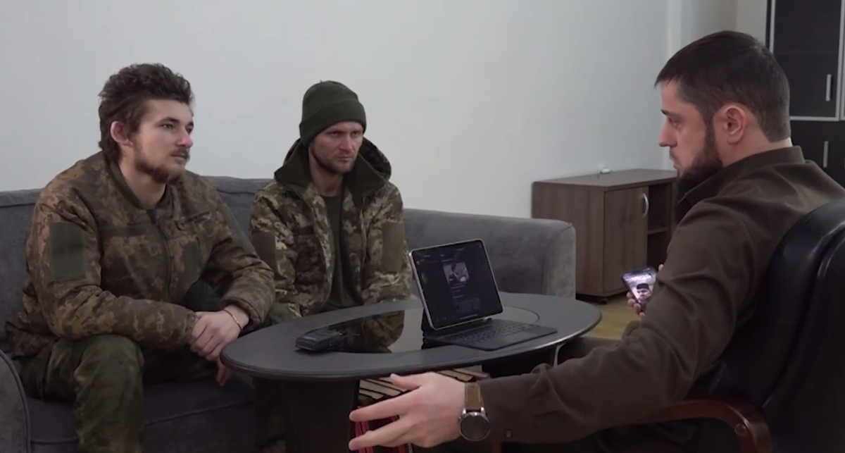 Беседа Ахмеда Дудаева с украинскими пленными. Стоп-кадр видео из Telegram-канала "Грозный-Информ" от 11.02.23, https://t.me/groznyinform/18902. Беседа Ахмеда Дудаева с украинскими пленными. Стоп-кадр видео из Telegram-канала "Грозный-Информ" от 11.02.23, https://t.me/groznyinform/18902.