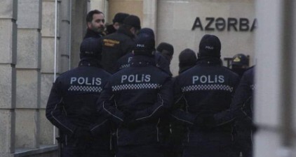 Бахтияр Гаджиев в сопровождении полиции. Автор снимка: Фаргана Новрузова, предоставлено "Кавказскому узлу" автором. Бахтияр Гаджиев в сопровождении полиции. Автор снимка: Фаргана Новрузова, предоставлено "Кавказскому узлу" автором.