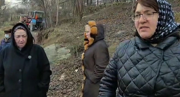 Жители Махачкалы во время схода против вырубки парка. Январь 2023 г. Скриншот видео на странице https://www.instagram.com/p/CoAE1B9oTf
*деятельность компании Meta (владеет Facebook, Instagram и WhatsApp) запрещена в России. Жители Махачкалы во время схода против вырубки парка. Январь 2023 г. Скриншот видео на странице https://www.instagram.com/p/CoAE1B9oTf
*деятельность компании Meta (владеет Facebook, Instagram и WhatsApp) запрещена в России.