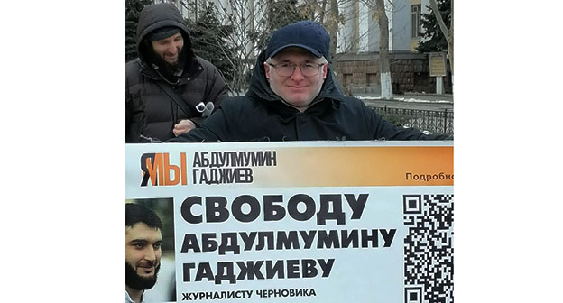 Магомед Магомедов в одиночном пикете в поддержку Гаджиева. Махачкала, 13 февраля 2023 г. Фото: https://t.me/chernovik/45910 Магомед Магомедов в одиночном пикете в поддержку Гаджиева. Махачкала, 13 февраля 2023 г. Фото: https://t.me/chernovik/45910