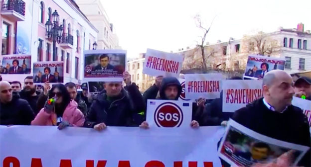 Члены "Единого национального движения" провели акцию протеста в Тбилиси около офиса правящей партии. Фото: https://sova.news/2023/02/13/storonniki-saakashvili-provodyat-akcziyu-u-ofisa-gruzinskoj-mechty/ Члены "Единого национального движения" провели акцию протеста в Тбилиси около офиса правящей партии. Фото: https://sova.news/2023/02/13/storonniki-saakashvili-provodyat-akcziyu-u-ofisa-gruzinskoj-mechty/