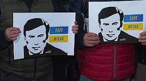 Плакаты в поддержку Михаила Саакашвили. Скриншот видео www.bbc.com Плакаты в поддержку Михаила Саакашвили. Скриншот видео www.bbc.com