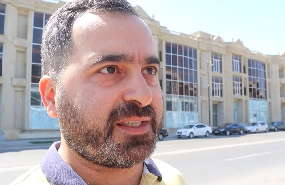 Бахтияр Гаджиев. Стоп-кадр видео Meydan TV, https://www.youtube.com/watch?v=9KSEIWoY5RM Бахтияр Гаджиев. Стоп-кадр видео Meydan TV, https://www.youtube.com/watch?v=9KSEIWoY5RM