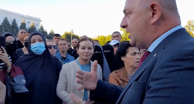 Участники акции протеста против мобилизации. Скриншот видео "Кавказского узла" https://www.youtube.com/watch?v=PNvo-9KMwvs Участники акции протеста против мобилизации. Скриншот видео "Кавказского узла" https://www.youtube.com/watch?v=PNvo-9KMwvs