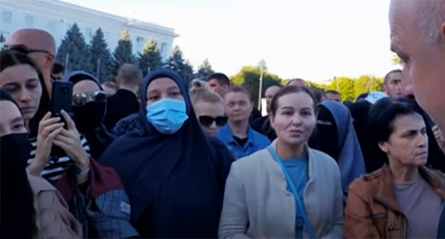 Акция протеста в Нальчике. Скриншот видео "Кавказского узла" https://www.youtube.com/watch?v=PNvo-9KMwvs Акция протеста в Нальчике. Скриншот видео "Кавказского узла" https://www.youtube.com/watch?v=PNvo-9KMwvs
