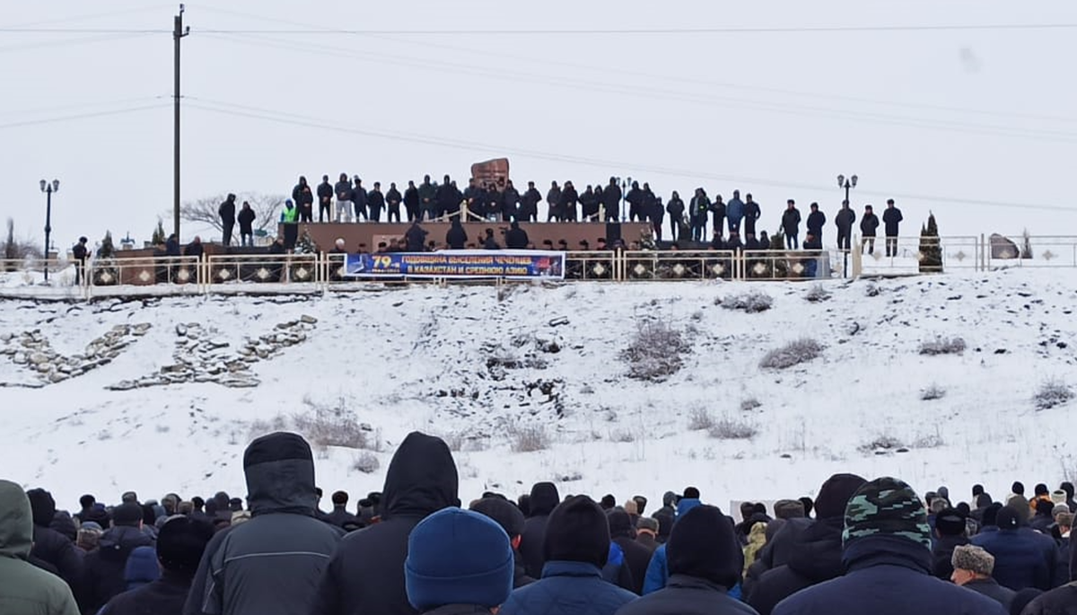 Участники траурного митинга в Новолакском районе Дагестана 23.02.23. Фото пресс-службы оргкомитета по проведению траурных мероприятий ко Дню памяти депортации чеченцев и ингушей.
