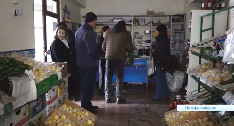 Покупатели в одном из магазинов Нагорного Карабаха. Стоп-кадр из видео https://www.youtube.com/watch?v=HrPIxHg38LU&t=5s Покупатели в одном из магазинов Нагорного Карабаха. Стоп-кадр из видео https://www.youtube.com/watch?v=HrPIxHg38LU&t=5s