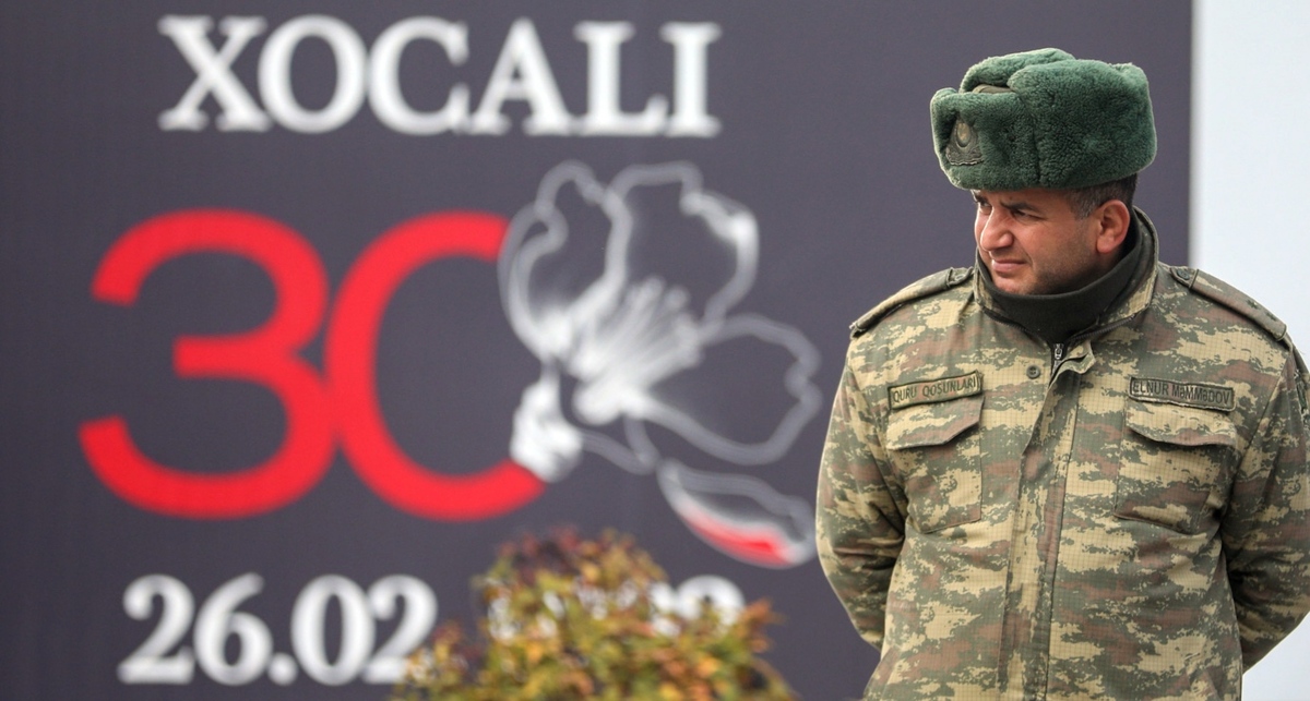 Азербайджанский военнослужащий около мемориала жертвам Ходжалинской трагедии. Баку, 26 февраля 2022 года. Фото Азиза Каримова для "Кавказского узла". Азербайджанский военнослужащий около мемориала жертвам Ходжалинской трагедии. Баку, 26 февраля 2022 года. Фото Азиза Каримова для "Кавказского узла".