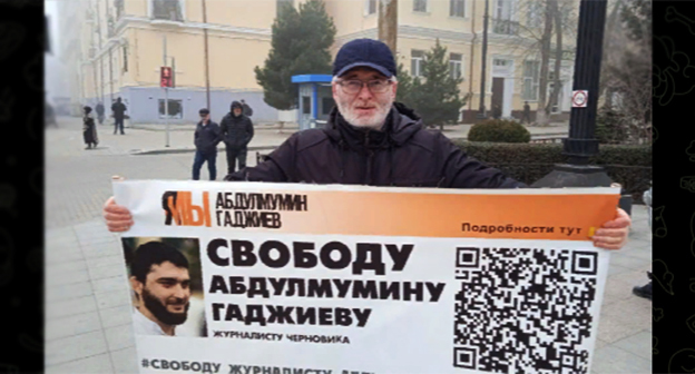 Магомед Магомедов в одиночном пикете. Махачкала, 27 февраля 2023 г. Скриншот https://t.me/chernovik/46732 Магомед Магомедов в одиночном пикете. Махачкала, 27 февраля 2023 г. Скриншот https://t.me/chernovik/46732