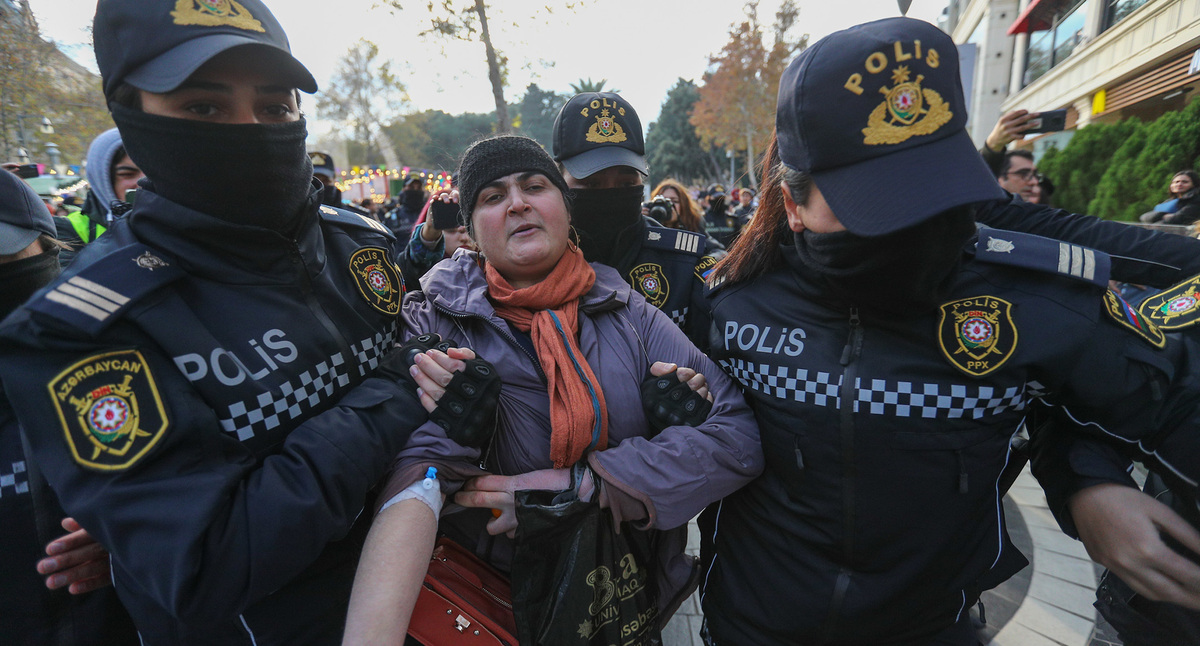 Задержание активиста во время акции протеста в Баку. Декабрь 2022 г. Фото Азиза Каримова для "Кавказского узла" Задержание активиста во время акции протеста в Баку. Декабрь 2022 г. Фото Азиза Каримова для "Кавказского узла"