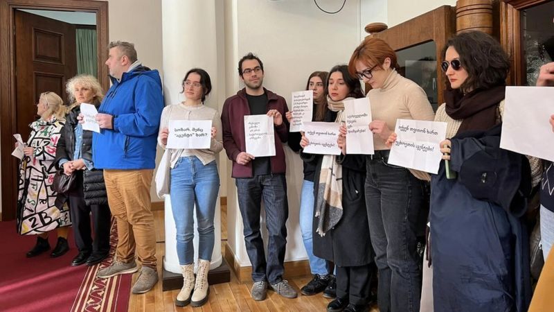 "Сами вы иностранные агенты!", "Российский закон - это не выбор Грузии", - с такими плакатами протестовали журналисты против нового законопроекта. 20 февраля 2023 г. Фото: Netgazeti.ge "Сами вы иностранные агенты!", "Российский закон - это не выбор Грузии", - с такими плакатами протестовали журналисты против нового законопроекта. 20 февраля 2023 г. Фото: Netgazeti.ge