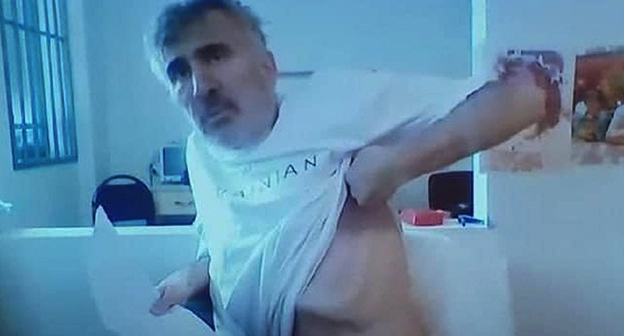 Михаил Саакашвили. Скриншот видео https://orelsreda.ru/pokazal-v-sude-torchaschie-rebra-video-s-izmozhdennym-saakashvili-v-bolnitse-razoshlos-po-seti-3/ Михаил Саакашвили. Скриншот видео https://orelsreda.ru/pokazal-v-sude-torchaschie-rebra-video-s-izmozhdennym-saakashvili-v-bolnitse-razoshlos-po-seti-3/