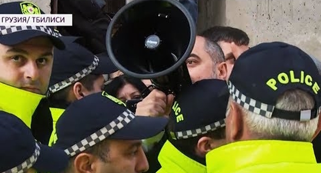 Задержания в Тбилиси, стоп-кадр видео https://www.youtube.com/watch?v=5A9I1eyAtK4 Задержания в Тбилиси, стоп-кадр видео https://www.youtube.com/watch?v=5A9I1eyAtK4