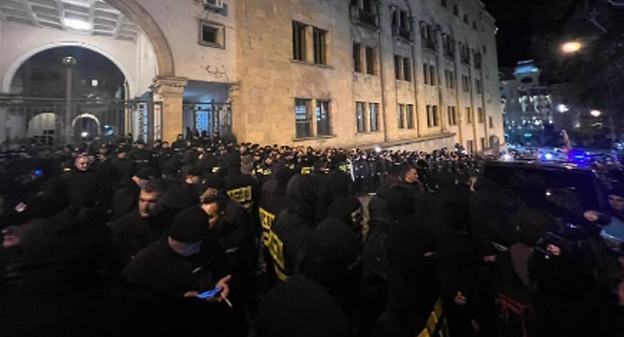 Силовики и протестующие в Тбилиси, стоп-кадр видео канала https://t.me/s/WorldProtest Силовики и протестующие в Тбилиси, стоп-кадр видео канала https://t.me/s/WorldProtest
